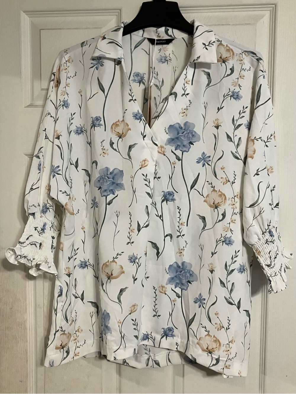 Floral V-Neck Button-Front Women’s Top in White with Blue & Beige Blooms Size M